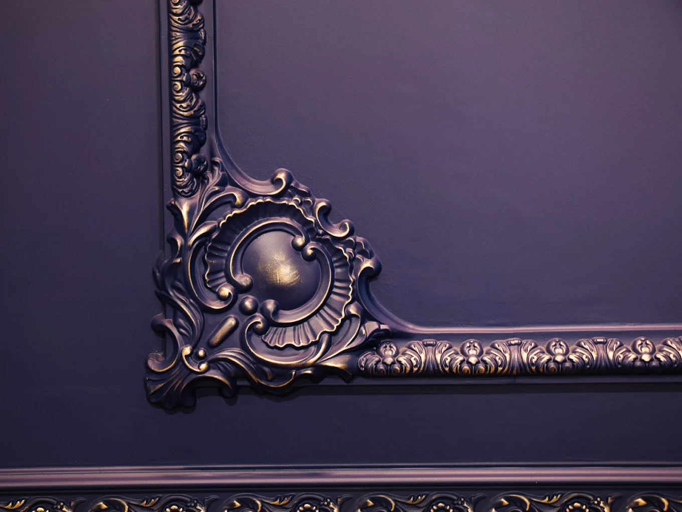 Moulure baroque finition or sur mur prune