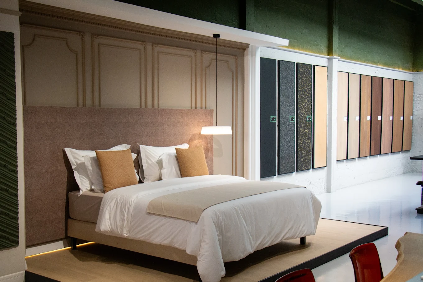 Chambre avec panneaux muraux décoratifs et mur d'échantillons couleurs
