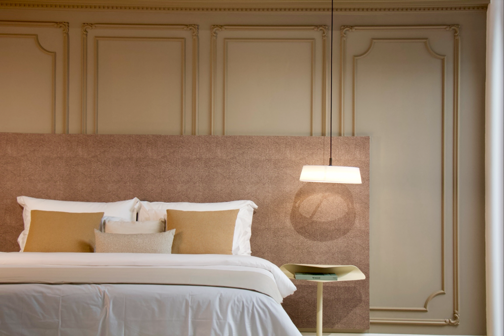 Chambre avec panneaux muraux décoratifs et tête de lit en velours