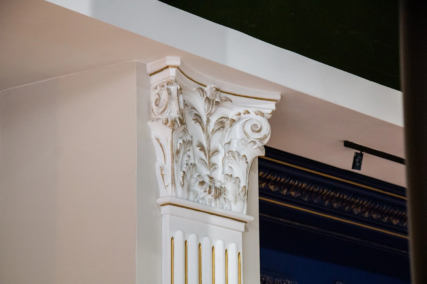 Détail d'un chapiteau corinthien en plâtre