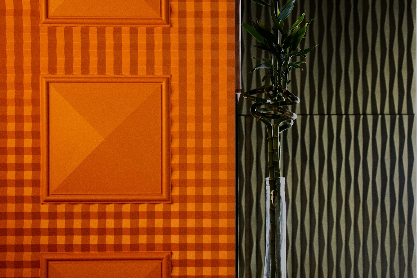 Mur à damiers orange et panneau 3D vagues vertes