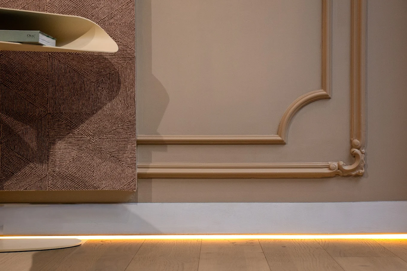 Détail de moulures classiques et éclairage indirect LED en plinthe