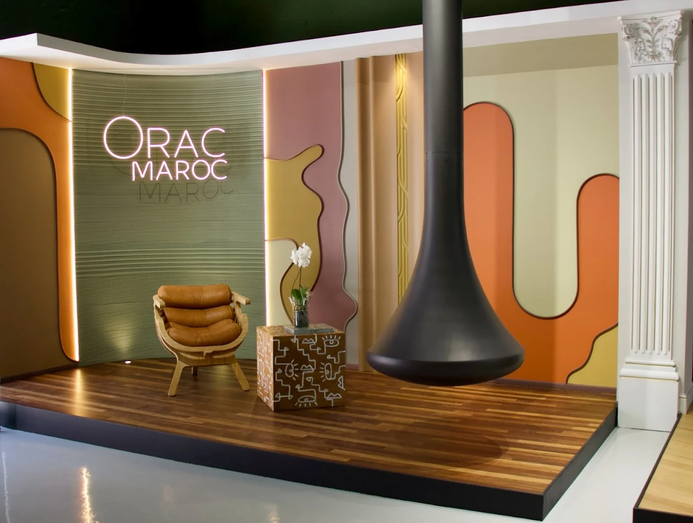 Enseigne lumineuse Orac Maroc dans le showroom