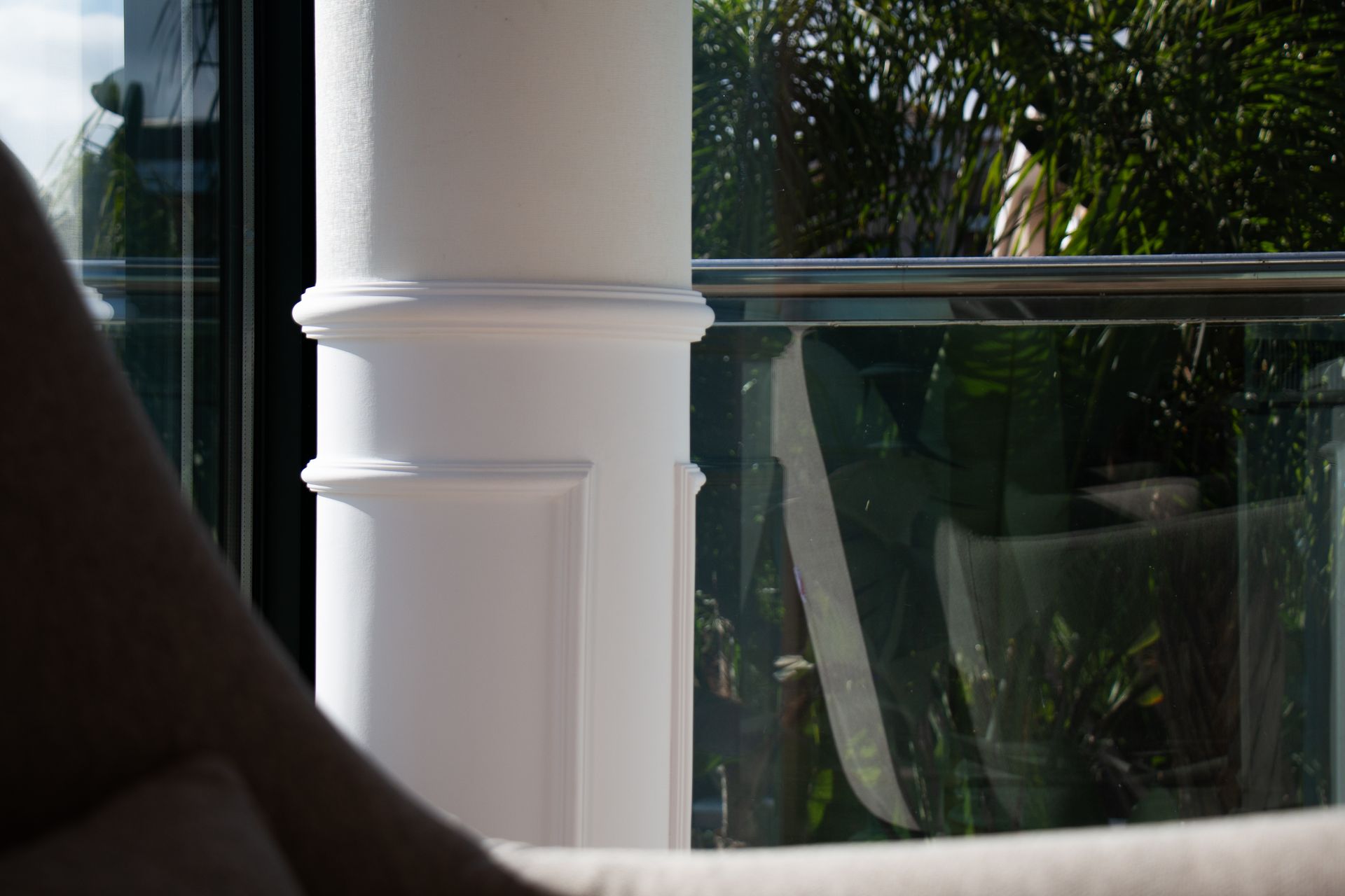 Colonne cintrée habillée de moulures flexibles Orac®, parfaites pour suivre la courbe d’une poutre ou d’un pilier arrondi.